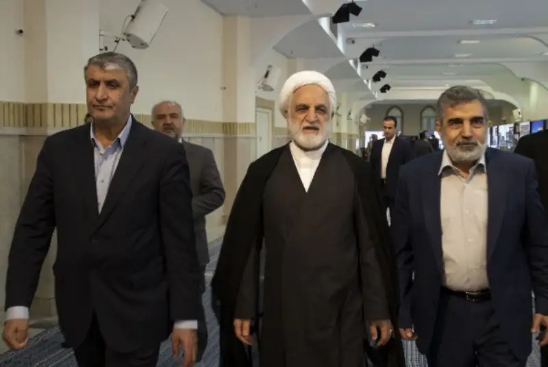 بازدید مقامات کشوری و لشکری از نمایشگاه دستاوردهای صنعت هسته‌ای کشور