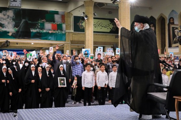 جمعی از خانواده‌های شهدا با رهبر انقلاب دیدار کردند