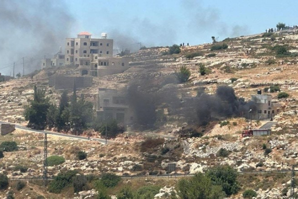 תקיפת מתנחלים בכפר אום צפא בגדה המערבית: בתים וכלי רכב הוצתו