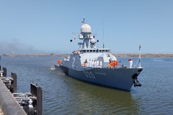 Российский военный ракетный эсминец «Махачкала» пришвартовался в порту Энзели