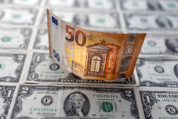 الصناديق الأوروبية تخسر 27 مليار دولار هذا العام لصالح الأمريكية