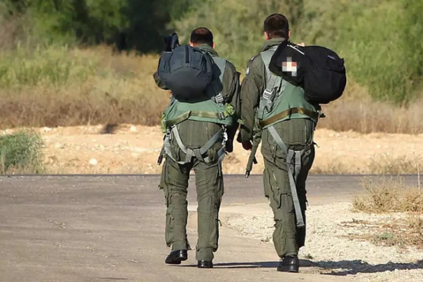 במחאה על התיקון השיפוטי.. חיילי מילואים ישראלים מסיימים את גיוסם לחיל האוויר