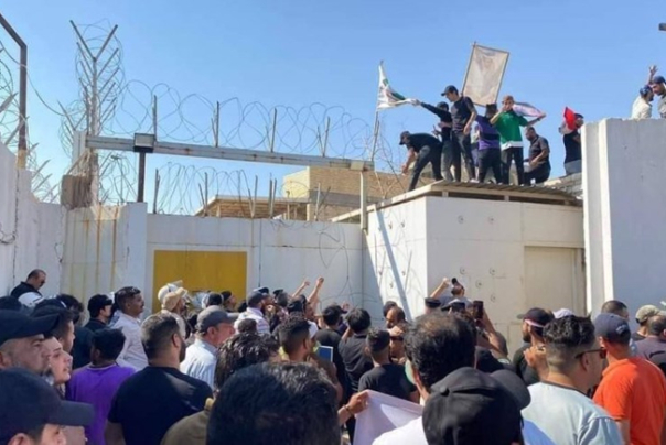 מפגינים נגד העלבת הקוראן מסתערים על שגרירות שוודיה בעיראק והציתו אותה