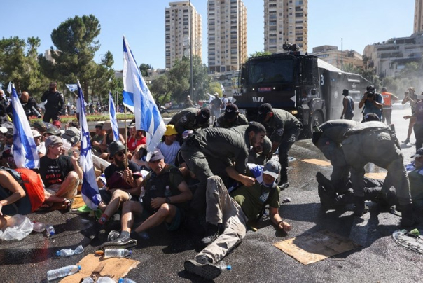 מפגינים חוסמים את הגישה של חברי הכנסת לבניין שלהם. האופוזיציה מחרימה היום את ההצבעה