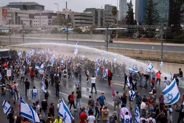 מתנחלים חוסמים את 'איילון', מפגינים מחוץ לבתי המחוקקים הישראלים