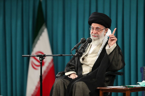 رهبر انقلاب: انتقال سیره‌ عملی شهدا به نسل جوان، وظیفه‌ای مهم است