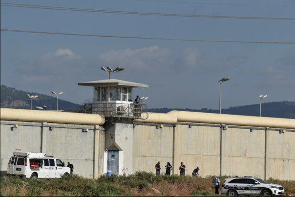 פלסטין הכבושה: עשרה אסירים ממשיכים בשביתת הרעב הפתוחה שלהם