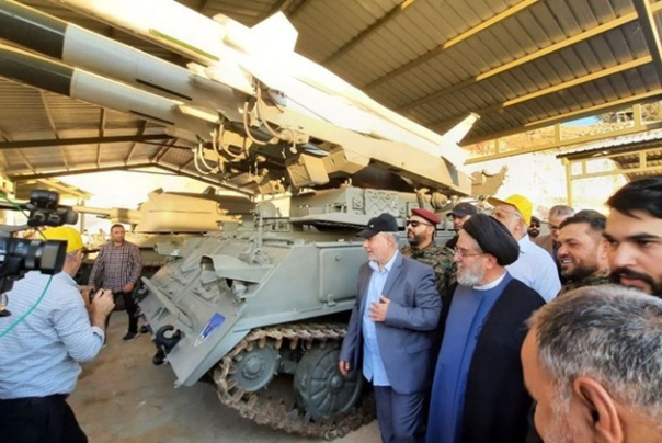 חיזבאללה מציג טילי הגנה אווירית במהלך תערוכה צבאית במזרח לבנון
