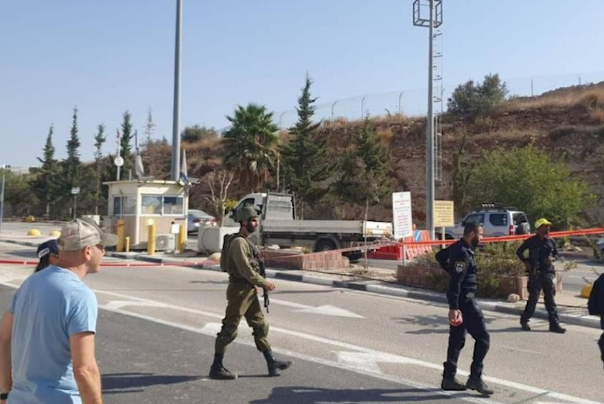 חייל ישראלי נהרג ואחרים נפצעו במבצע דריסה ממערב לרמאללה.. והמחבל נהרג