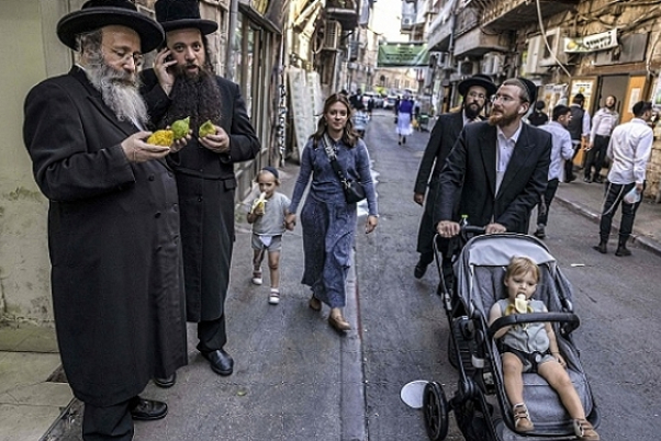 ירושלים הכבושה: מתנחלים מסתערים על העיר העתיקה ומאלצים סוחרים לסגור את חנויותיהם