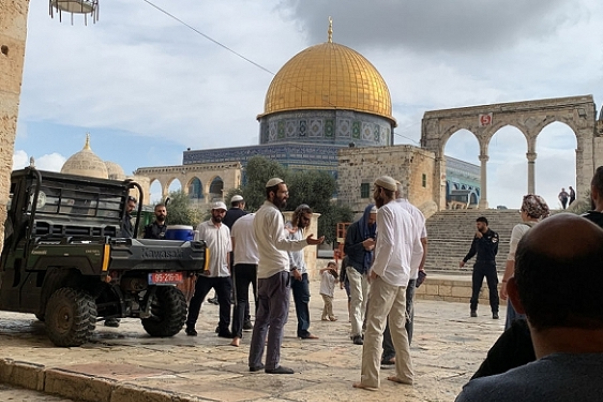 ירדן מפגין מול שגרירות ישראל נגד הפשיטות על אל-אקצא והתקפות על נוצרים