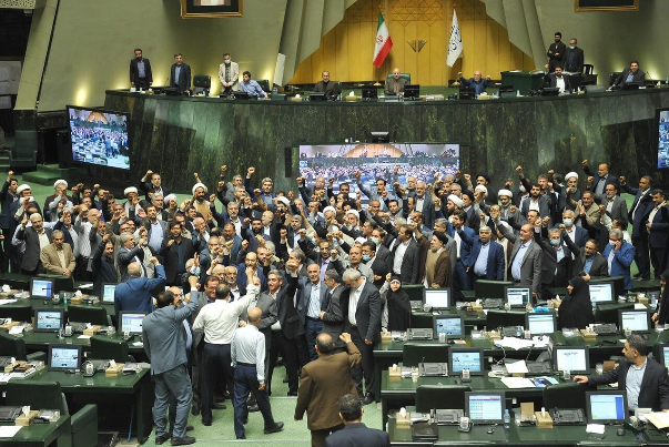 دعماً لعملية "طوفان الاقصى".. ملجس الشورى يبدأ جلسته بشعار الموت لاسرائيل
