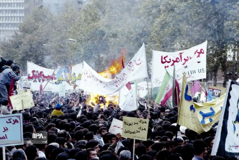 گزارش تصویری | برگی از تاریخ؛ عکس های منتشر نشده از راهپیمایی 13 آبان دهه هفتاد