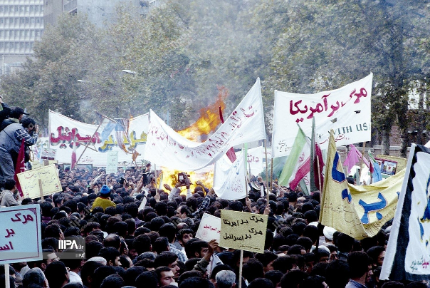 گزارش تصویری | برگی از تاریخ؛ عکس های منتشر نشده از راهپیمایی 13 آبان دهه هفتاد