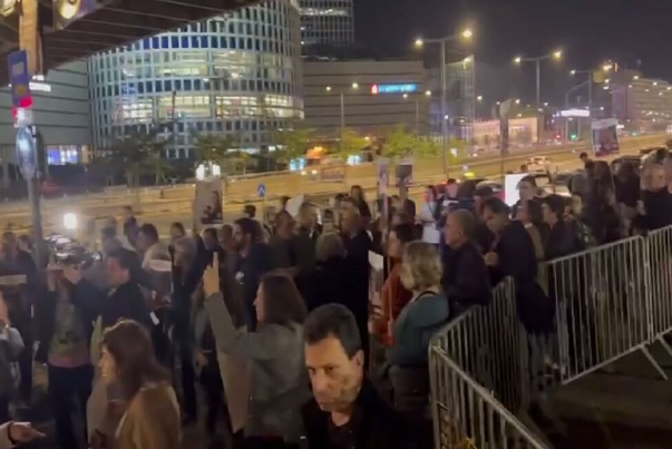 אלפי מתנחלים ישראלים מקיימים עצרת מחאה נגד נתניהו
