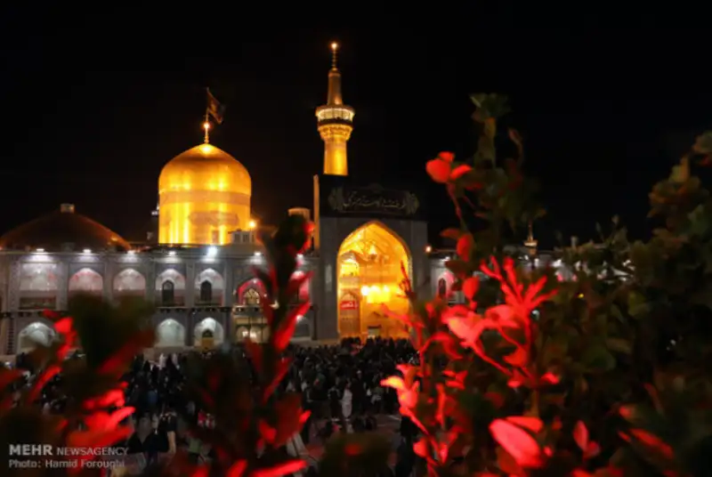 تعویض پرچم گنبد منور رضوی در واکنش به حادثه تروریستی کرمان +فیلم