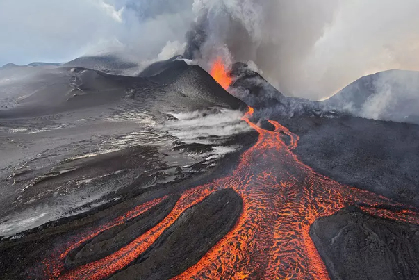 「视频」哥斯达黎加火山再次喷发 火山灰喷发柱3500米高