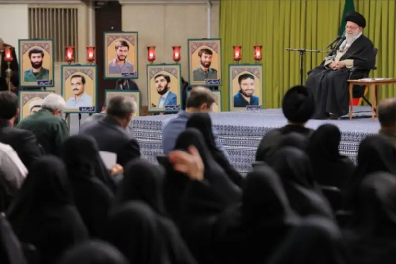 رهبر معظم انقلاب اسلامی: «تکبیر گفتن روی پشت‌بام» ابتکار تهرانی‌ها بود/متن بیانیه رهبر معظم انقلاب+فیلم