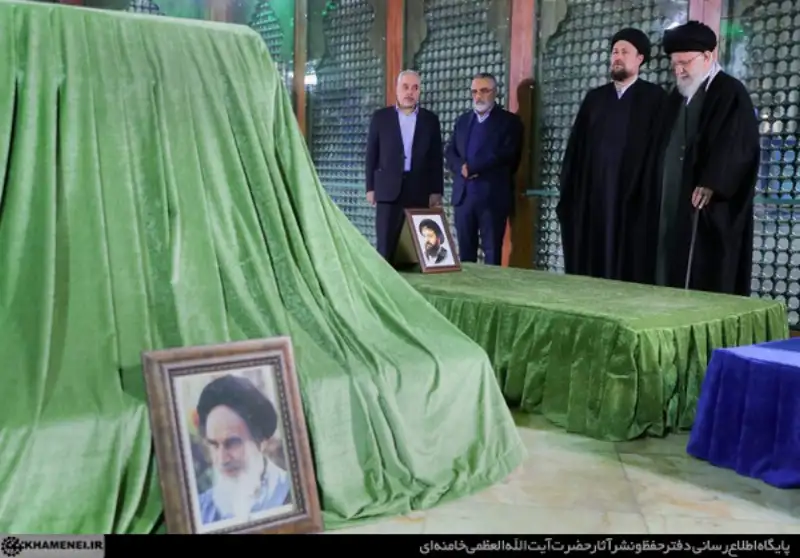 حضور رهبر معظم انقلاب  اسلامی در مرقد مطهر امام راحل و گلزار شهدای بهشت زهرا
