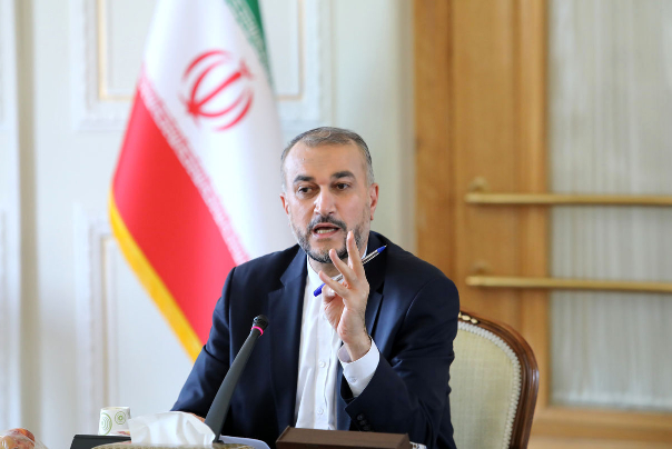 امیرعبداللهیان: خدمه کشتی توقیف شده را با نگاه انسانی آزاد کردیم