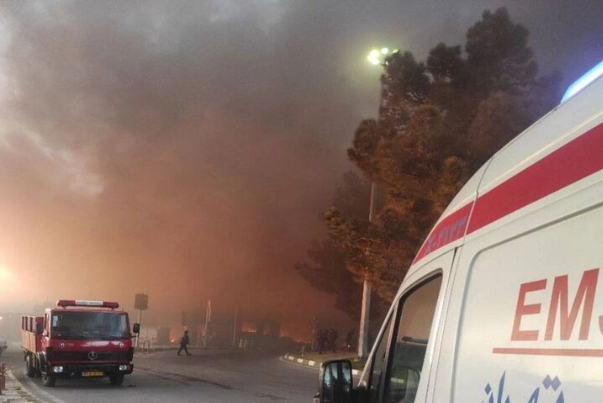 پیکر سه نفر در حادثه حریق انبار لاستیک در خاورشهر پیدا شد