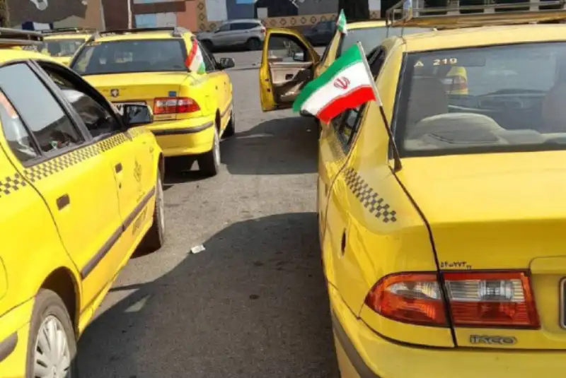 20 هزار پرچم روی تاکسی‌های تهران نصب شد