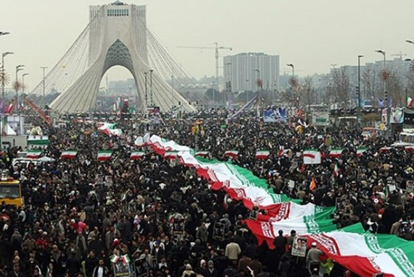 اهتزاز پرچم لبیک یا مهدی(عج) و پرچم فلسطین توسط چتربازان در میدان آزادی+فیلم