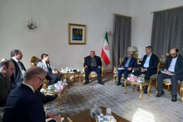 أرمينيا ترحب بمشاركة الشركات الإيرانية في تنفيذ مشاريع بناء الطرق فيها