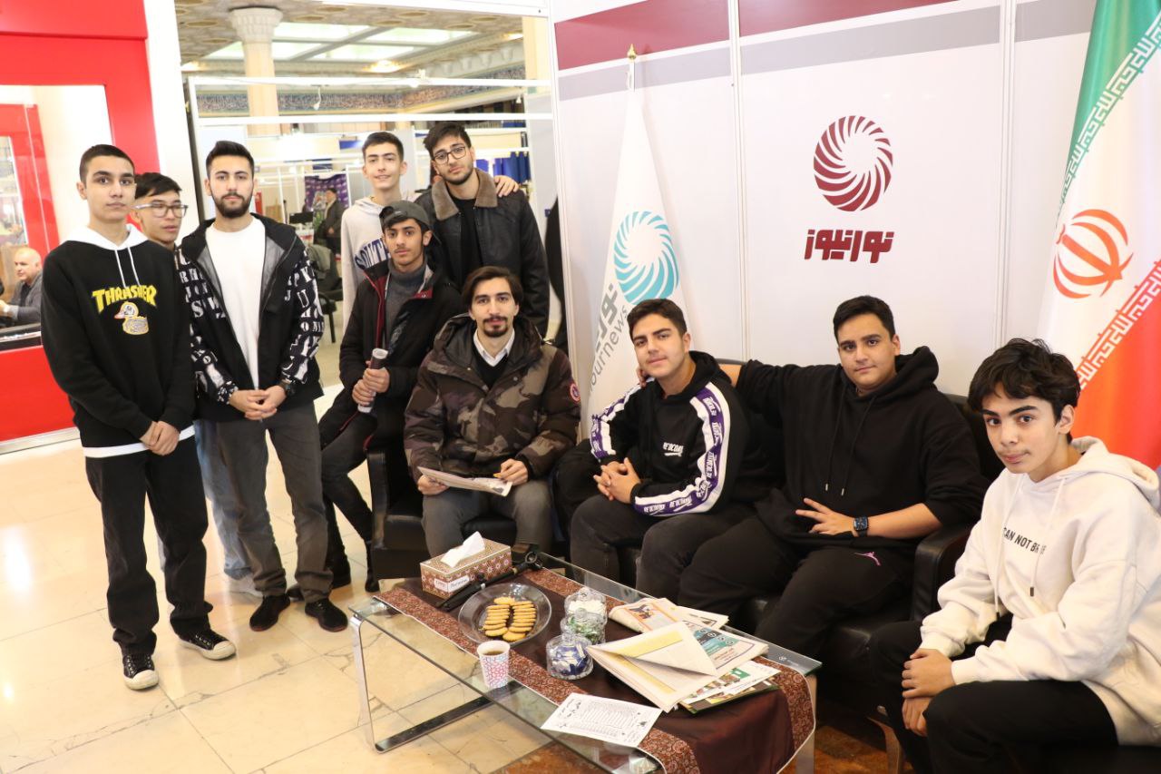 حضور جمعی هنرآموزان در غرفه 