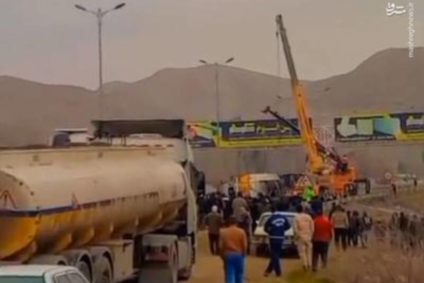 واژگونی کامیون سوخت‌بر، جادهٔ بجنورد به مشهد را برای ساعتی بست +فیلم