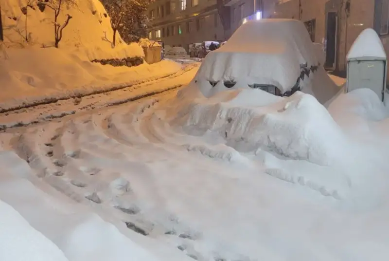 تصویر جالبی از حجم بارش شدید برف و ارتفاع برف در خیابان سازمان آب در منطقه دربند تهران