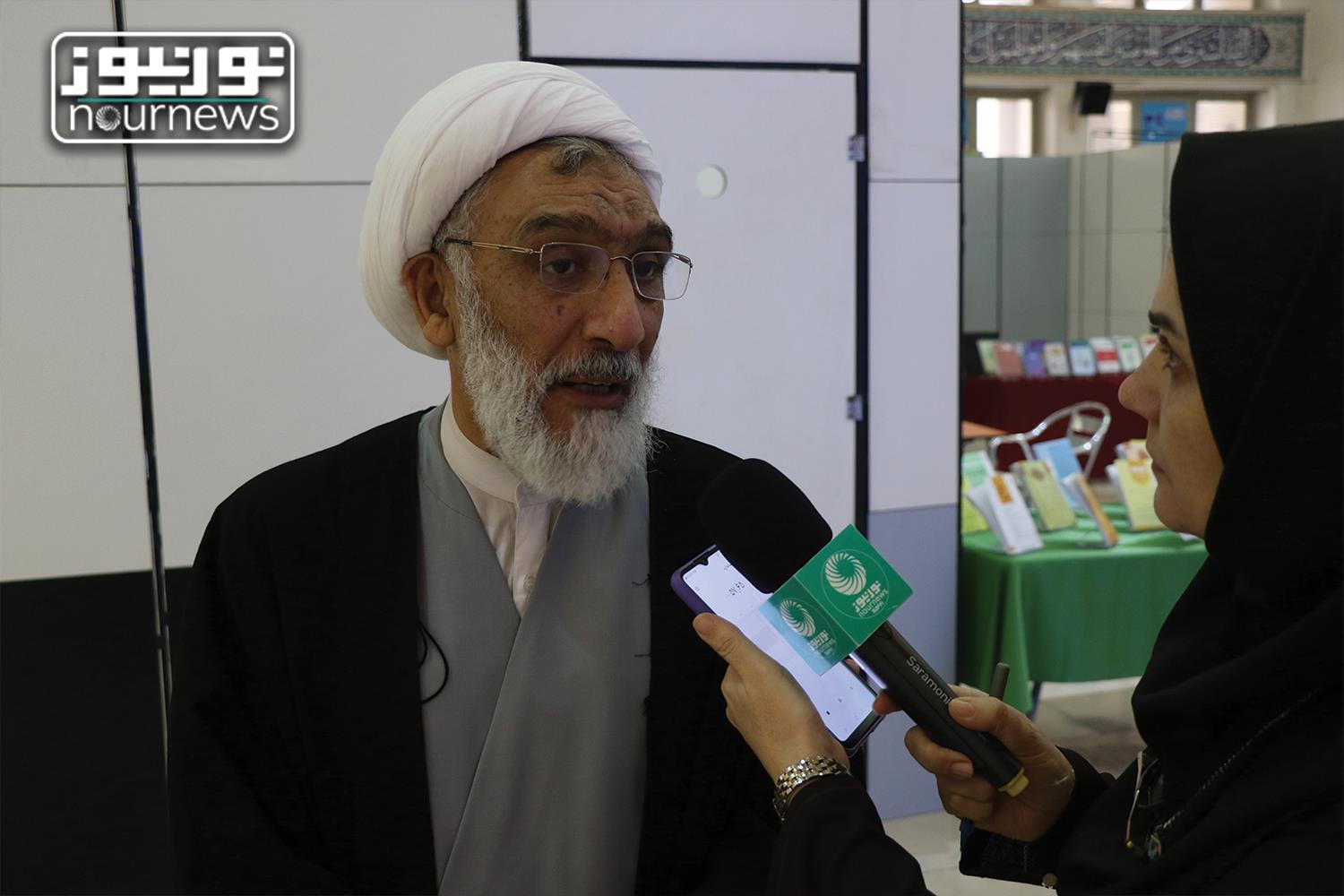 بازدید مصطفی پورمحمدی از غرفه 