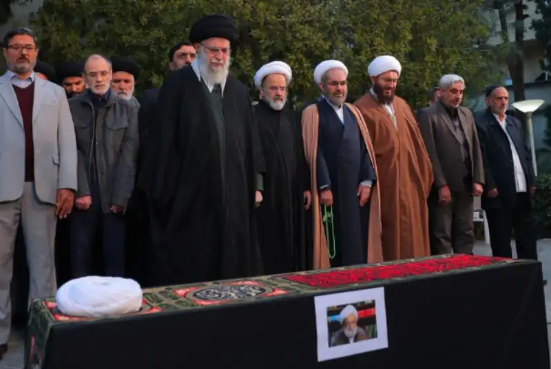 اقامه نماز رهبر معظم انقلاب بر پیکر آیت‌الله امامی‌کاشانی