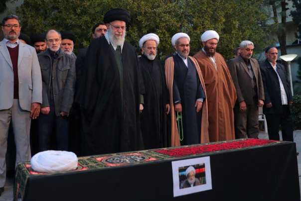 اقامه نماز رهبر معظم انقلاب بر پیکر آیت‌الله امامی‌کاشانی