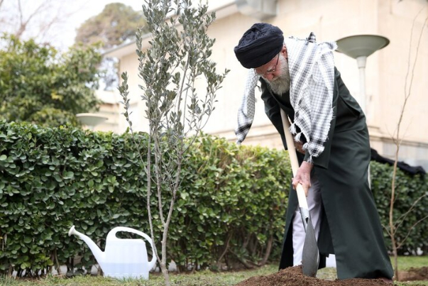 מנהיג המהפכה: אני מודה לעם על ההשתתפות בבחירות ועשיית צעד גדול נגד האויבים