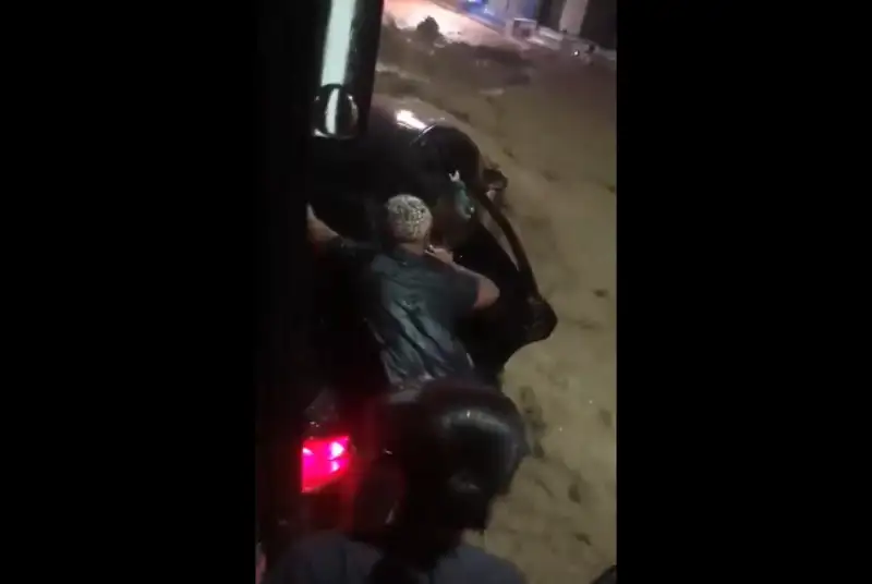 فقط چند ثانیه تا مرگ فاصله داشتن، اگه این مرد کمک شون نمی‌کرد! +فیلم