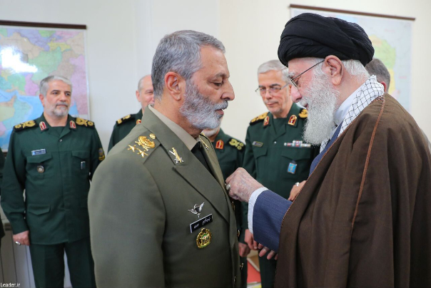 اعطای نشان فتح از سوی رهبر انقلاب به فرماندهان کل ارتش و سپاه