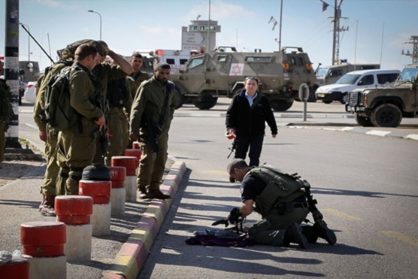 הגדה המערבית מסלימה את הצפות... פיגוע דקירה במחסום המנהרה מביא לפציעתם של שני חיילי כיבוש