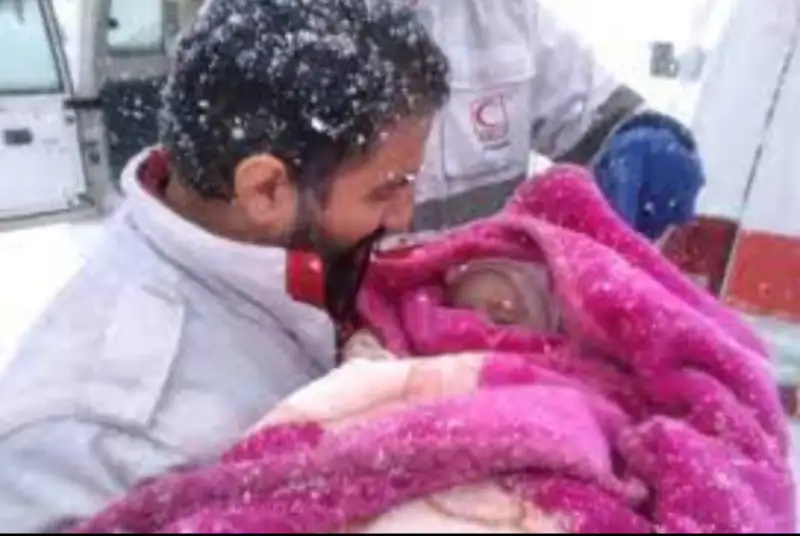 نجات نوزاد 21 روزه در برف و کولاک شهرستان ورزقان+فیلم