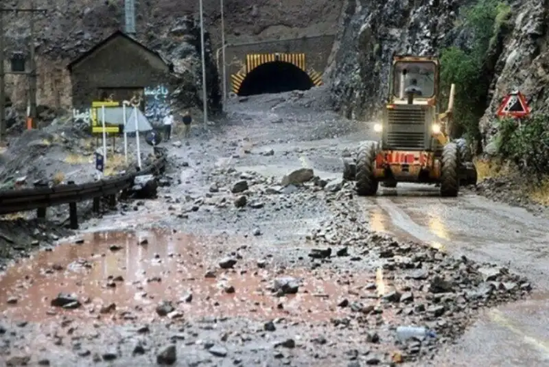 هشدار پلیس راه نسبت به ریزش سنگ در محورهای کوهستانی مازندران