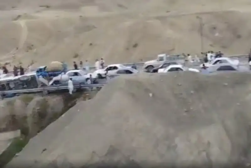 کشته شدن 9 تن در تصادف 4 خودرو جنوب سیستان و بلوچستان