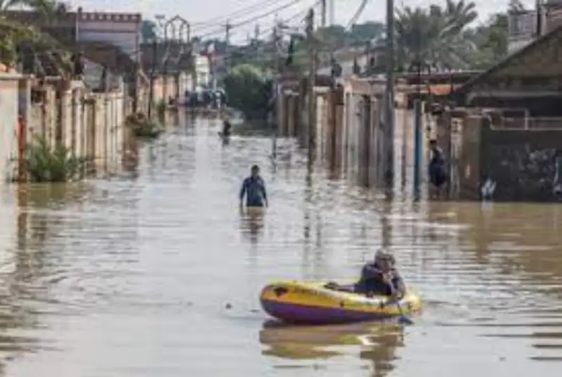 ببینیدقایق سواری در کوچه های اهواز پس از بارش روزهای اخیر+ فیلم