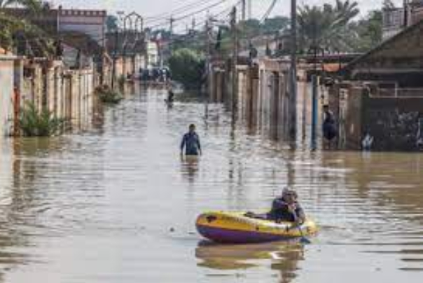 ببینیدقایق سواری در کوچه های اهواز پس از بارش روزهای اخیر+ فیلم