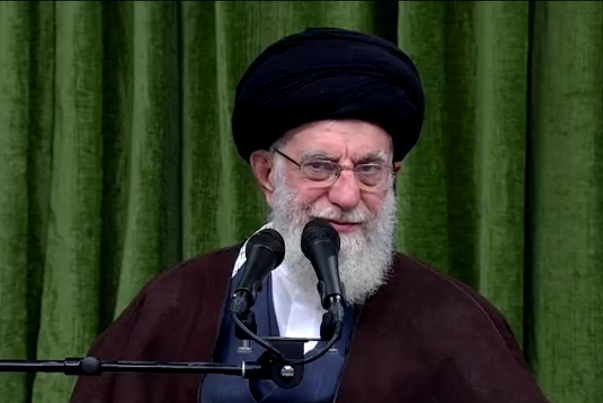 لحظاتی از شعرخوانی ندیم سرسوی از هندوستان در دیدار دیشب جمعی از شاعران و اهالی فرهنگ و ادب با رهبر معظم انقلاب