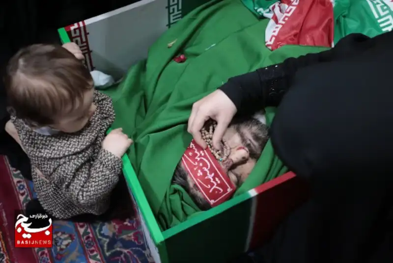 وداع دختر دوساله شهید بهروز واحدی اولین شهید مدافع حرم 1403