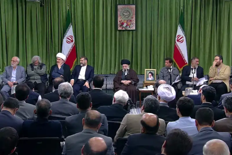 لحظاتی از شعرخوانی علی انسانی در دیدار رهبر معظم انقلاب