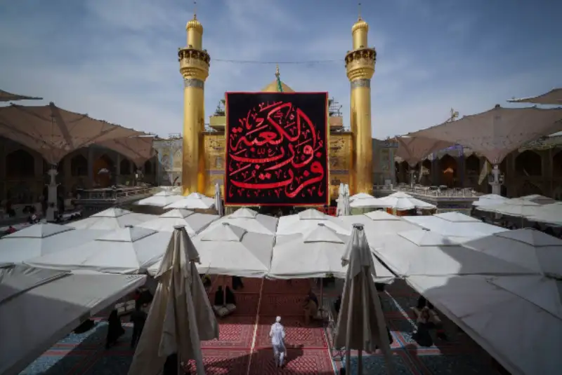 سیاهپوش شدن حرم علوی در آستانه شهادت حضرت امیرالمومنین (علیه‌‎السلام) +فیلم