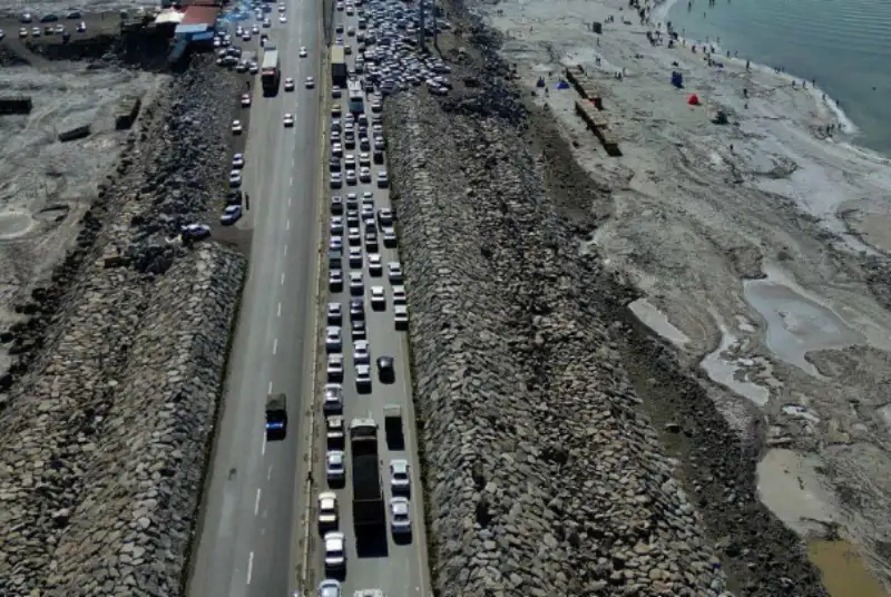 ترافیک سنگین ایجاد شده توسط گردشگران در مسیر پل دریاچه ارومیه