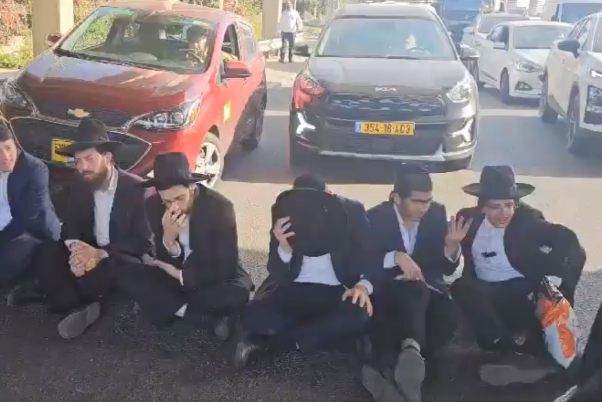 "אנחנו מתים ולא מתגייסים". חרדים חוצים רחוב ליד תל אביב ומתנגשים עם משטרת הכיבוש.