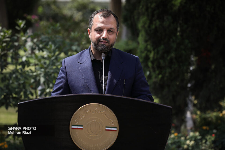 Economic growth has nothing to do with oil price hikes: Khandouzi